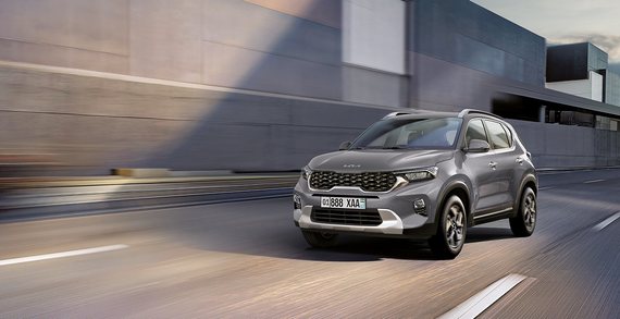 Kia Sonet в движении по городской эстакаде